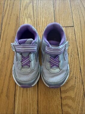 Saucony size 6 wide Purple and Gray Kids Hook-and-Loop Sneakers